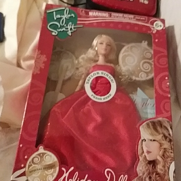 Taylor Swift Santa Baby Singing Holiday Doll Unopened NIB 2010